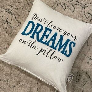 Don’t leave your Dreams, throw pillow🤍